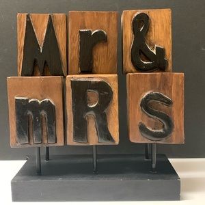 “Mr & Mrs” sign
